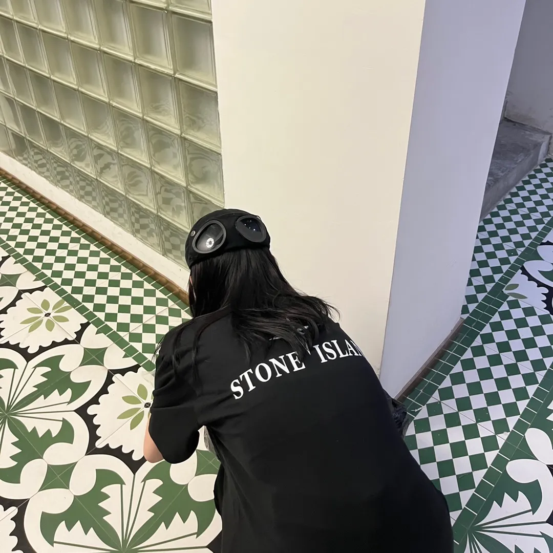 W610#P110💰 Stone Island logo printed front and back short-sleeved men's and women's loose casual T-shirts. Made of 260g combed cotton with 32-count double yarn. Double-threaded two-needle pressed thread. No deformation after long-term washing. Imported 3D printing. No fading. No cracking. Authentic pattern making. Double tags washed. Original packaging. Color: black-white. Size M-XXL.